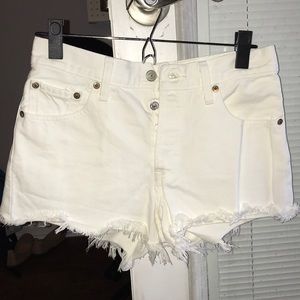 High waisted white levi shorts
